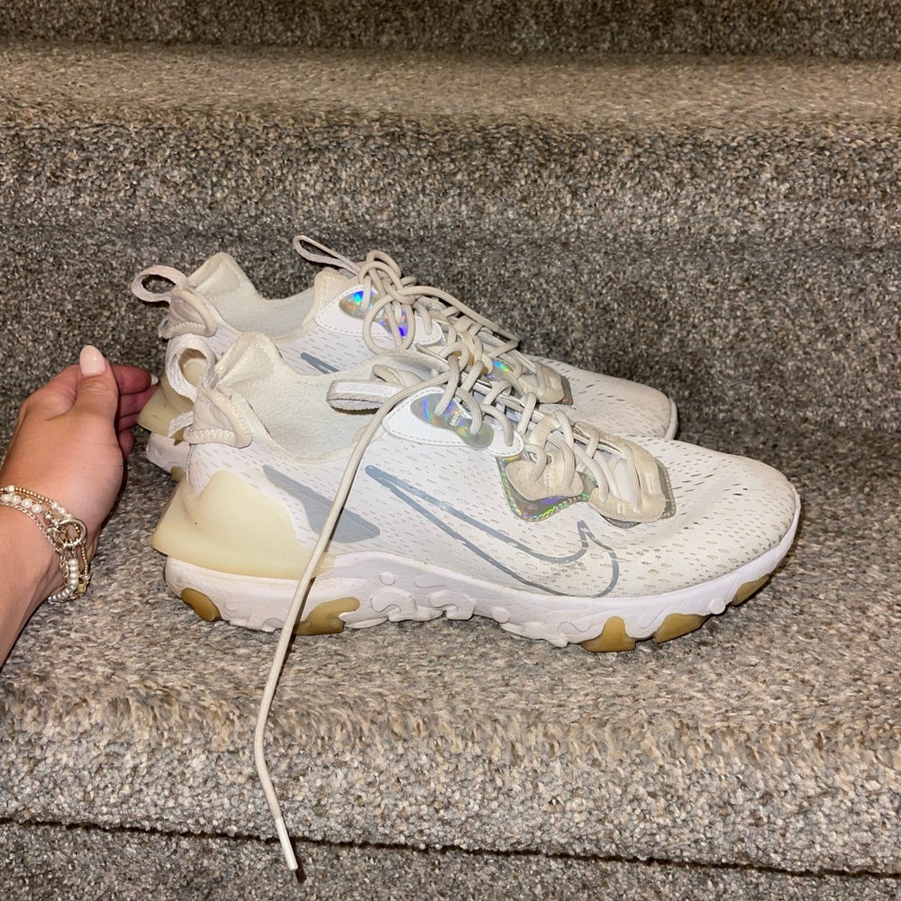 Nike White Sneakers Versatile Athletic Design